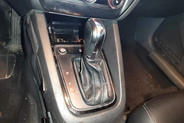 Used Volkswagen Sagitar 2017 180TSI Automatic Luxury Edition Gear Lever