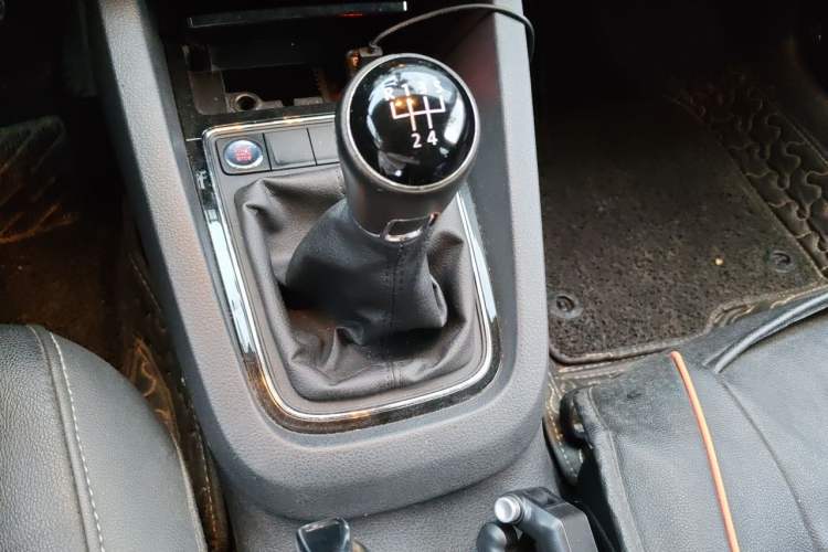 Used Volkswagen Sagitar 2017 1.6L Manual Comfort Model Gear Lever