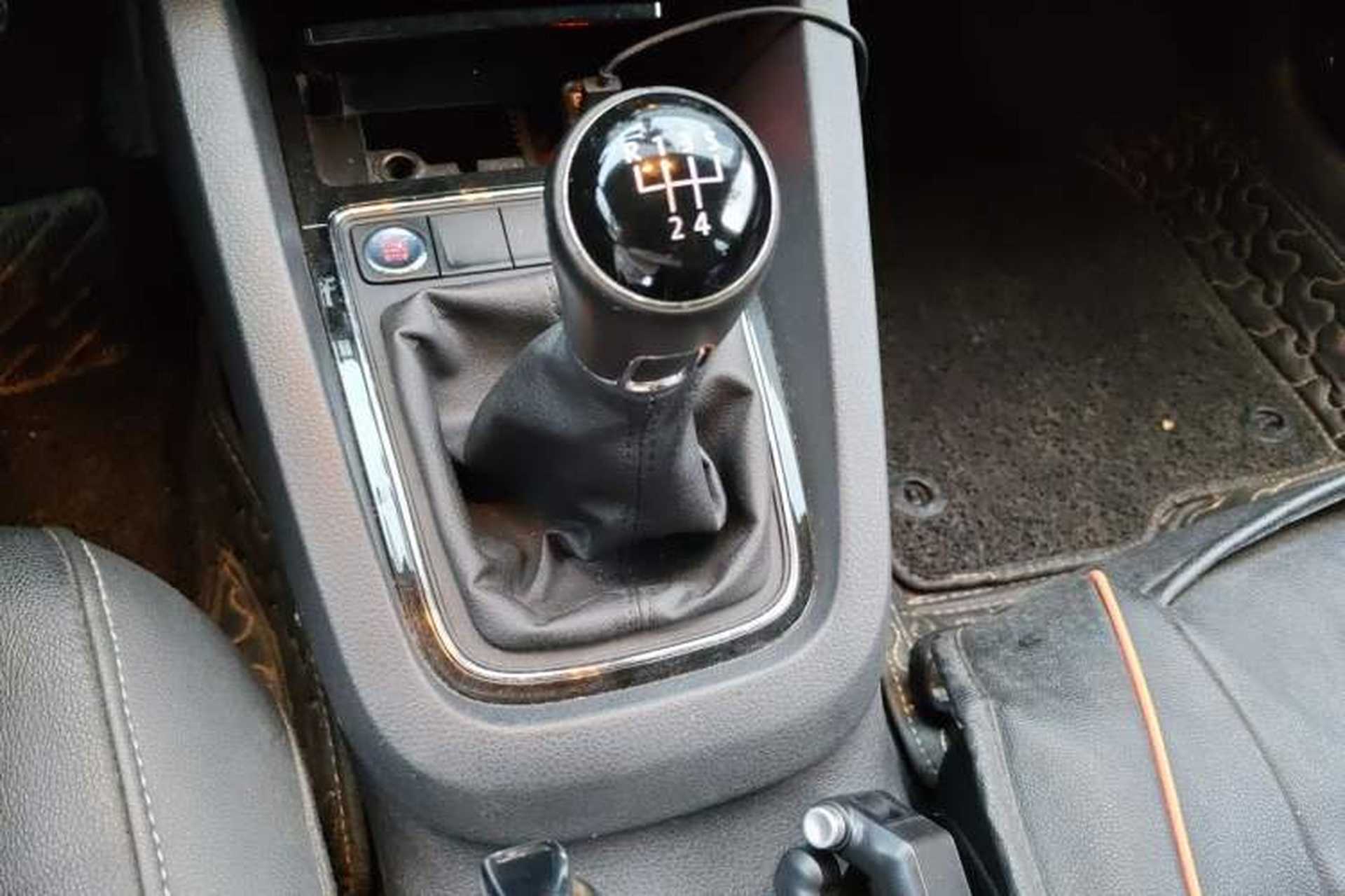 Used Volkswagen Sagitar 2017 1.6L Manual Comfort Model Gear Lever