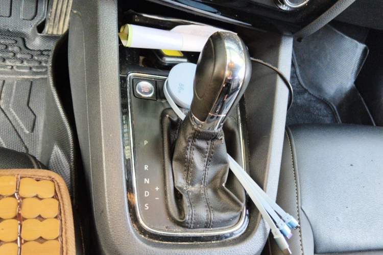 Used Volkswagen Sagitar 2017 1.6L Automatic Comfort Model Gear Lever