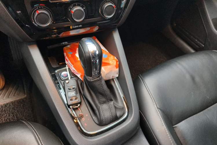 Used Volkswagen Sagitar 2017 1.6L Automatic Comfort Model Gear Lever