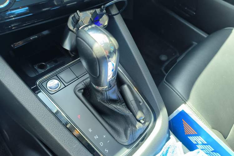 Used Volkswagen Sagitar 2017 230TSI Automatic Comfort Version Gear Lever