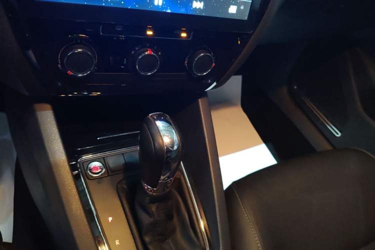 Used Volkswagen Sagitar 2017 1.6L Automatic Comfort Model Gear Lever