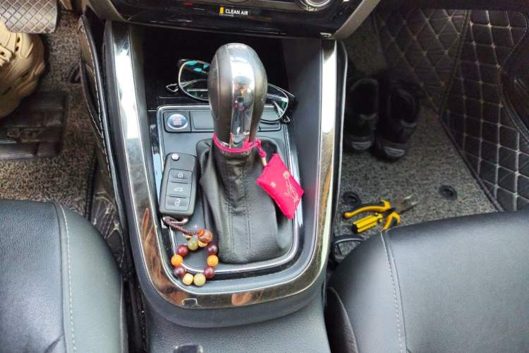 Used Volkswagen Sagitar 2017 230TSI Automatic Comfort Version Gear Lever