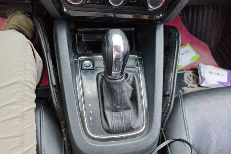 Used Volkswagen Sagitar 2017 1.6L Automatic Fashion Model Gear Lever