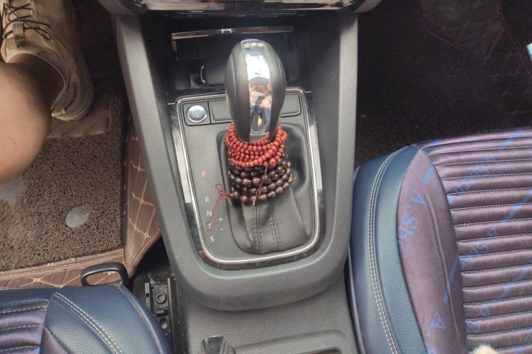 Used Volkswagen Sagitar 2017 230TSI Automatic Comfort Version Gear Lever