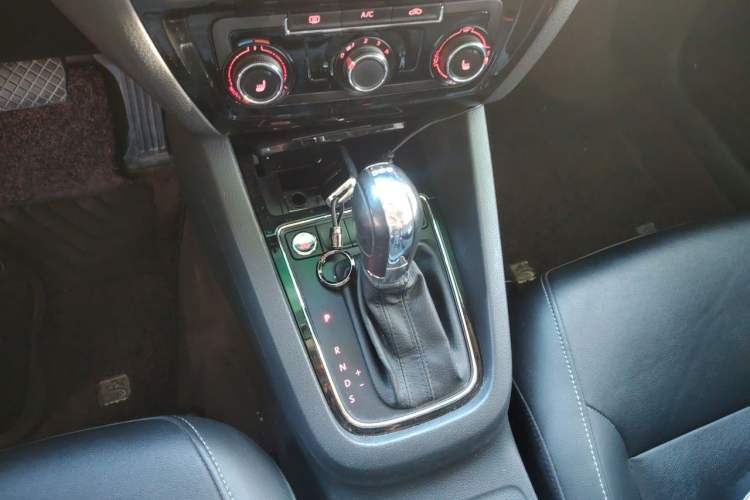 Used Volkswagen Sagitar 2017 180TSI Automatic Luxury Edition Gear Lever