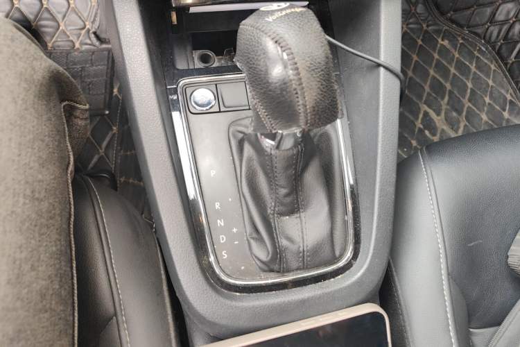 Used Volkswagen Sagitar 2017 230TSI Automatic Comfort Version Gear Lever