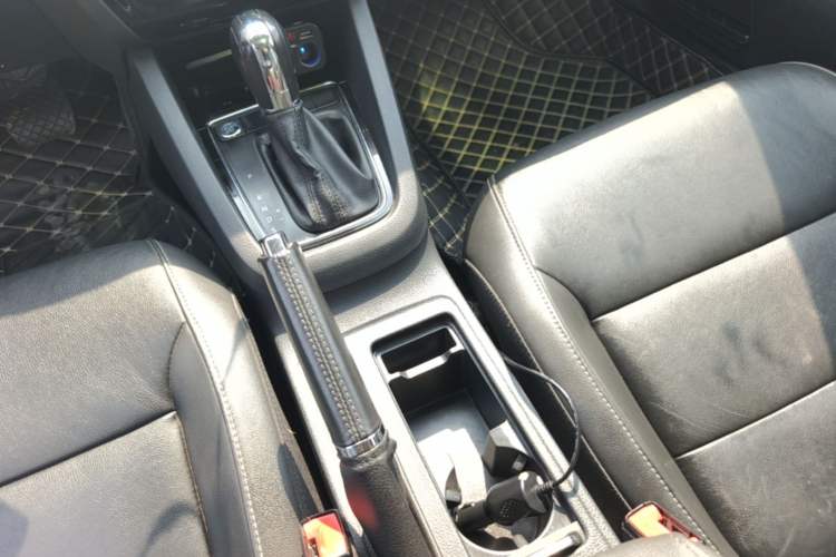 Used Volkswagen Sagitar 2017 1.6L Automatic Comfort Model Gear Lever