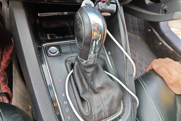 Used Volkswagen Sagitar 2017 1.6L Automatic Comfort Model Gear Lever