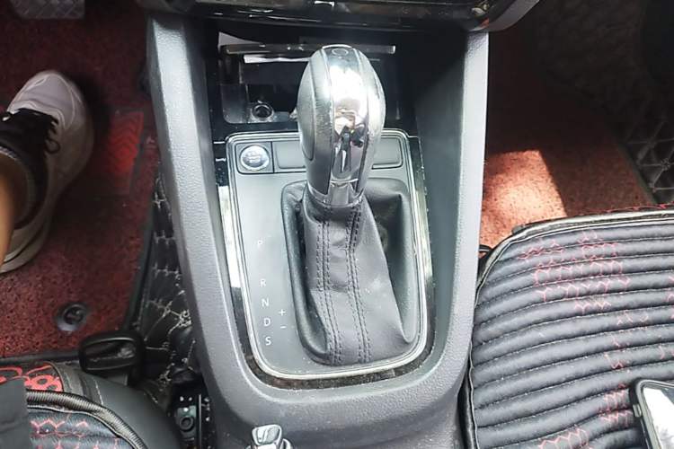Used Volkswagen Sagitar 2017 1.6L Automatic Comfort Model Gear Lever