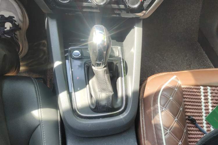 Used Volkswagen Sagitar 2017 1.6L Automatic Comfort Model Gear Lever