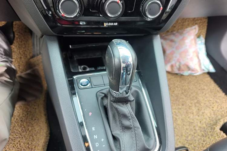 Used Volkswagen Sagitar 2017 1.6L Automatic Comfort Model Gear Lever
