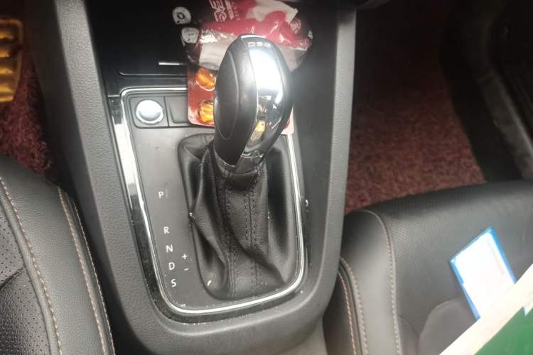 Used Volkswagen Sagitar 2017 230TSI Automatic Luxury Edition Gear Lever