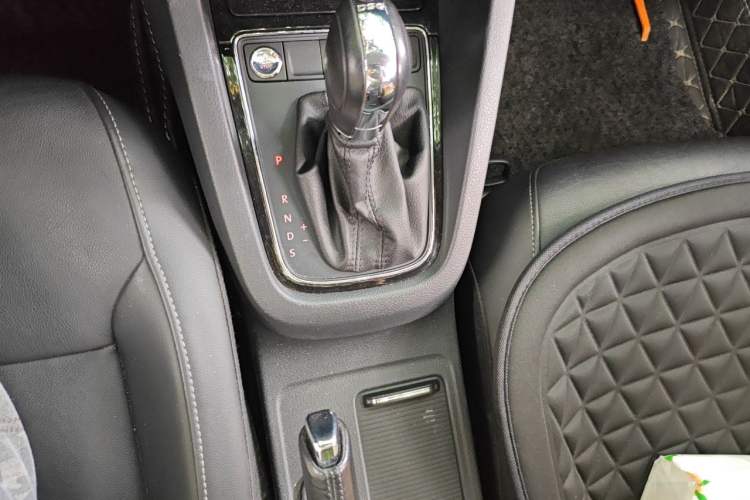 Used Volkswagen Sagitar 2017 280TSI Automatic Flagship Model Gear Lever