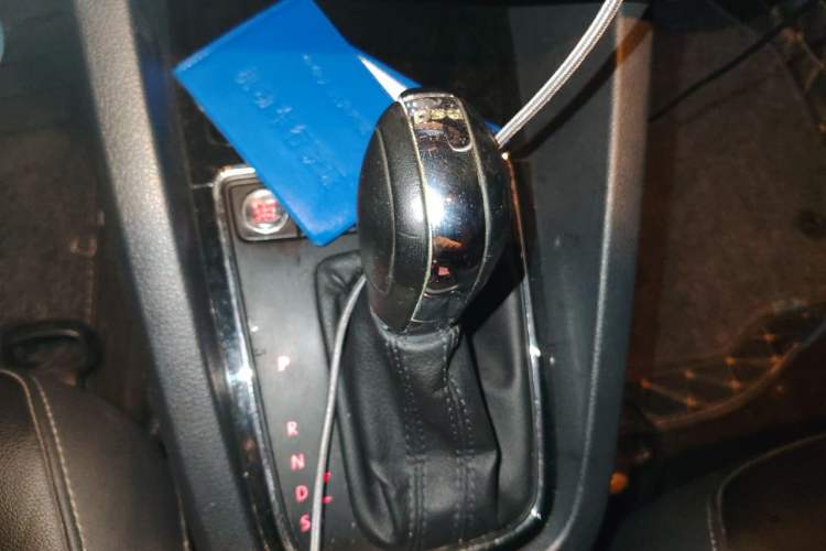 Used Volkswagen Sagitar 2017 230TSI Automatic Comfort Version Gear Lever