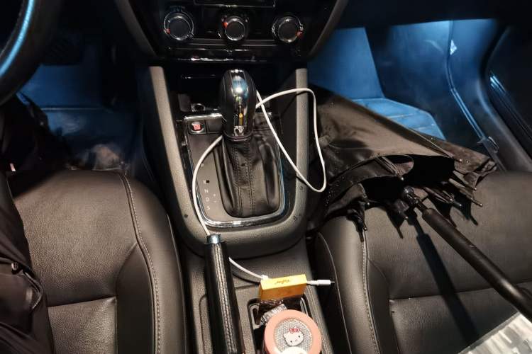 Used Volkswagen Sagitar 2017 230TSI Automatic Comfort Version Gear Lever
