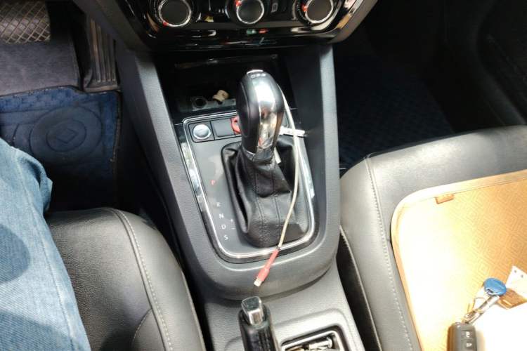 Used Volkswagen Sagitar 2017 230TSI Automatic Comfort Version Gear Lever