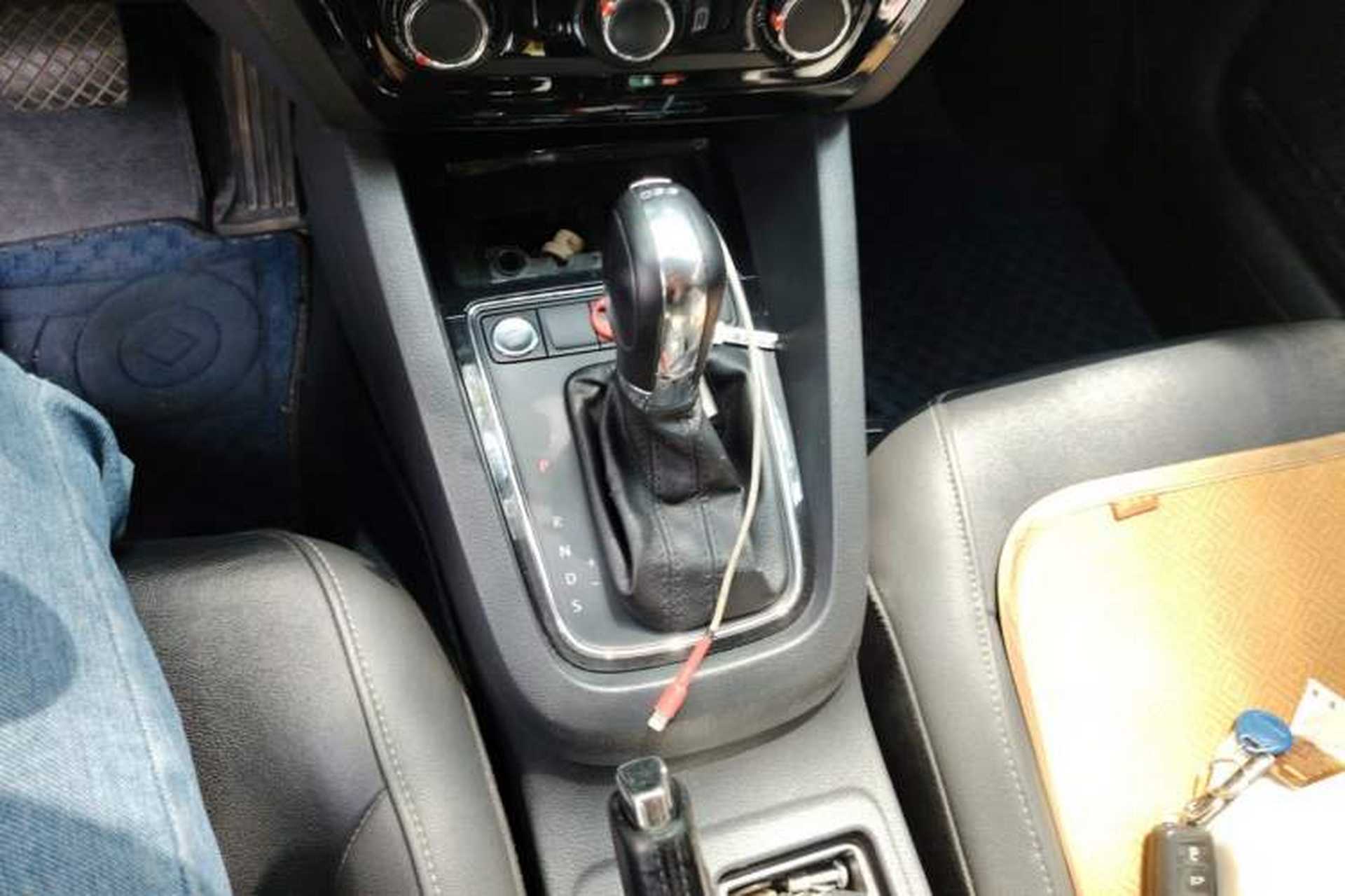 Used Volkswagen Sagitar 2017 230TSI Automatic Comfort Version Gear Lever