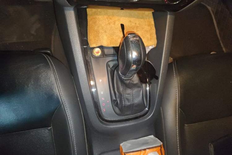Used Volkswagen Sagitar 2017 230TSI Automatic Comfort Version Gear Lever
