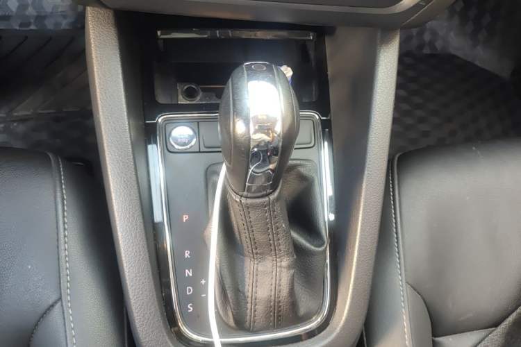Used Volkswagen Sagitar 2017 1.6L Automatic Comfort Model Gear Lever