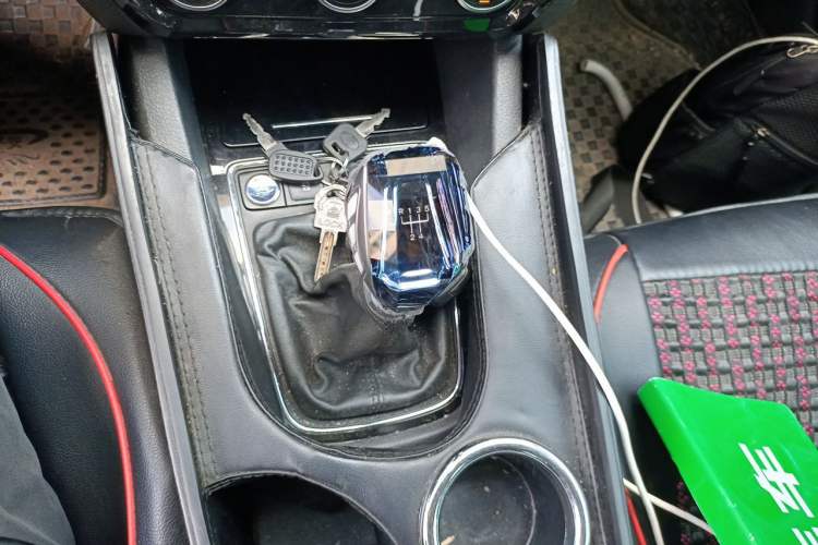 Used Volkswagen Sagitar 2017 230TSI Manual Comfort Model Gear Lever