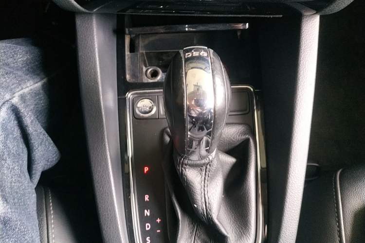 Used Volkswagen Sagitar 2017 230TSI Automatic Comfort Version Gear Lever