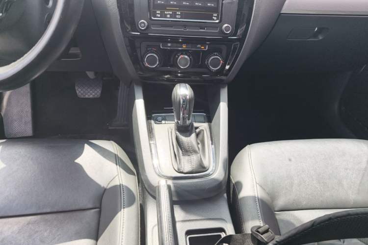 Used Volkswagen Sagitar 2017 1.6L Automatic Comfort Model Gear Lever