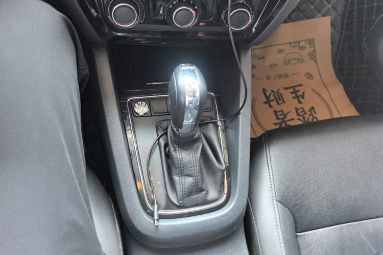 Used Volkswagen Sagitar 2017 230TSI Automatic Comfort Version Gear Lever