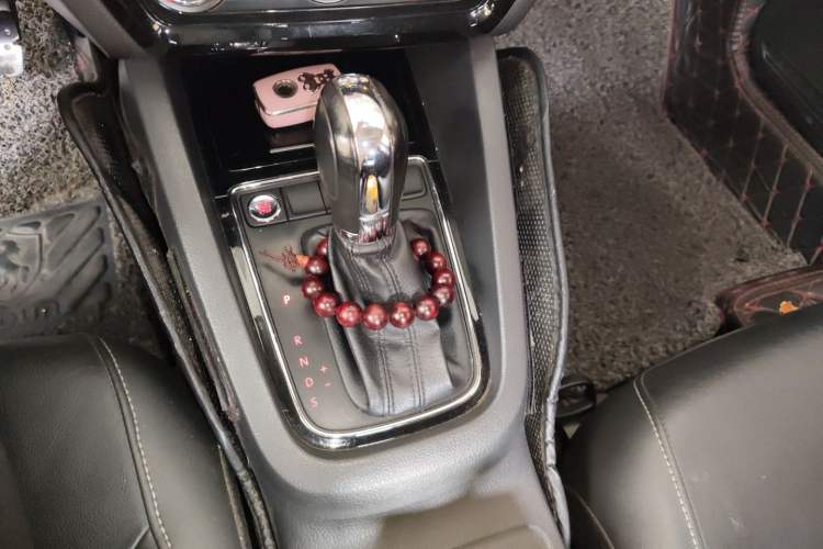 Used Volkswagen Sagitar 2017 230TSI Automatic Comfort Version Gear Lever