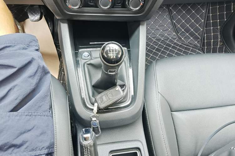 Used Volkswagen Sagitar 2017 1.6L Manual Comfort Model Gear Lever