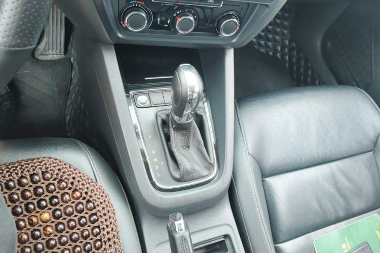 Used Volkswagen Sagitar 2017 1.6L Automatic Comfort Model Gear Lever