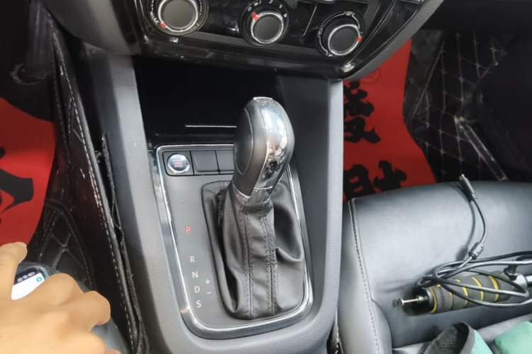 Used Volkswagen Sagitar 2017 1.6L Automatic Comfort Model Gear Lever