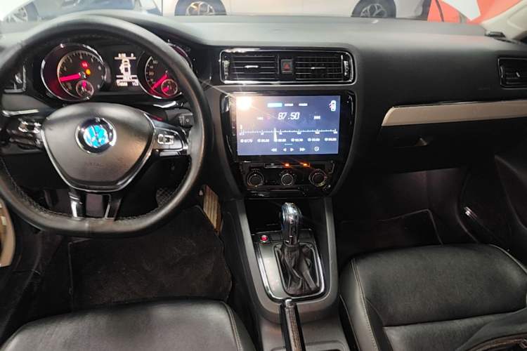 Used Volkswagen Sagitar 2017 230TSI Automatic Comfort Version Gear Lever