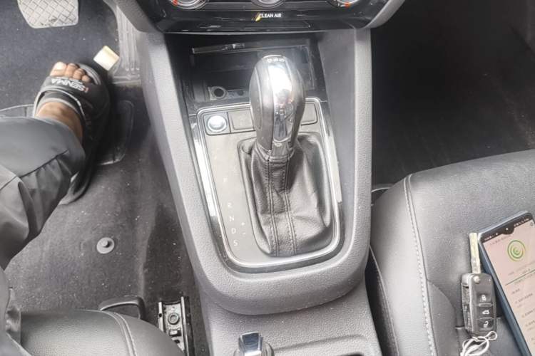 Used Volkswagen Sagitar 2017 230TSI Automatic Comfort Version Gear Lever
