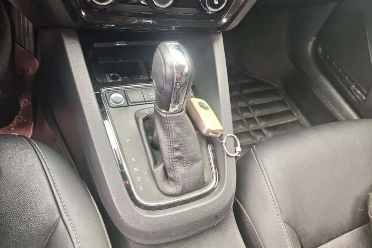 Used Volkswagen Sagitar 2017 180TSI Automatic Leading Model Gear Lever