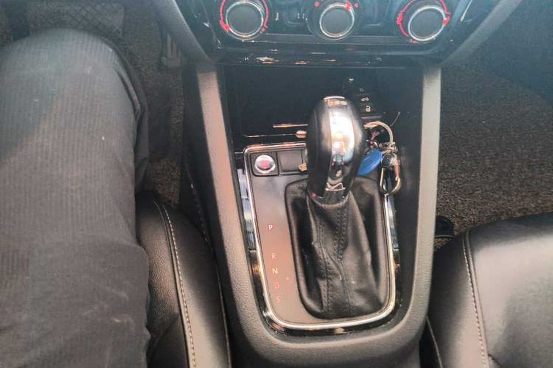 Used Volkswagen Sagitar 2017 180TSI Automatic Leading Model Gear Lever