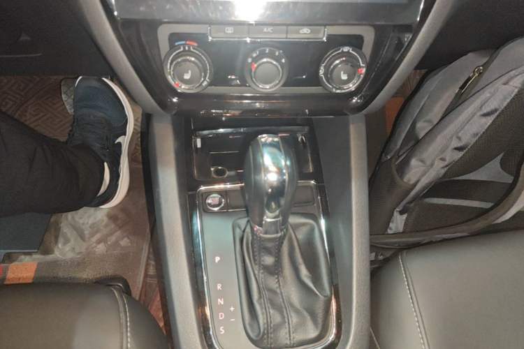 Used Volkswagen Sagitar 2017 180TSI Automatic Luxury Edition Gear Lever