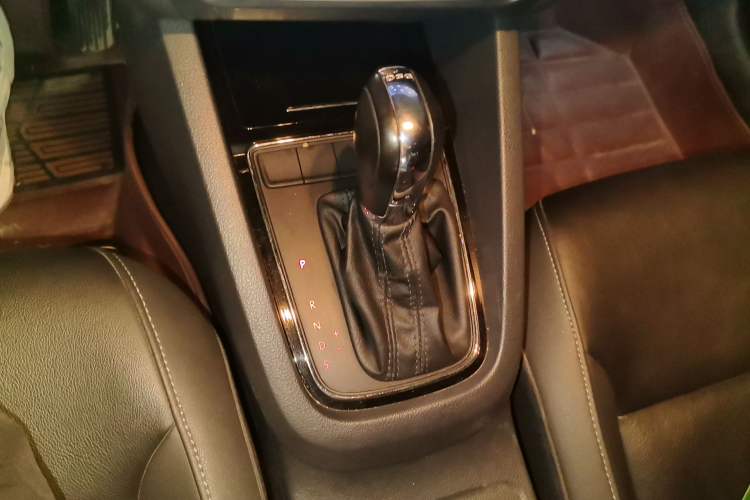 Used Volkswagen Sagitar 2017 230TSI Automatic Comfort Version Gear Lever