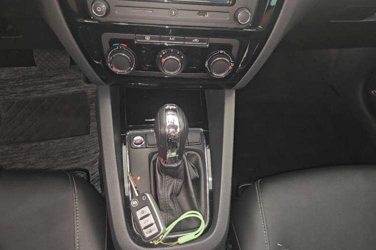 Used Volkswagen Sagitar 2017 230TSI Automatic Comfort Version Gear Lever