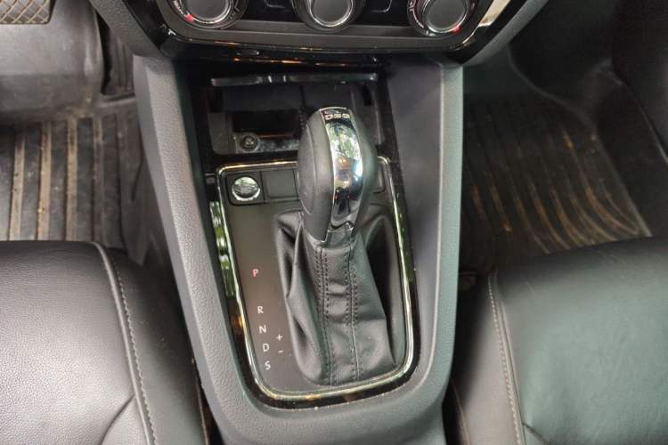 Used Volkswagen Sagitar 2017 230TSI Automatic Comfort Version Gear Lever