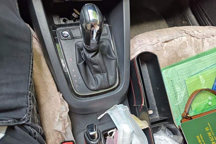 Used Volkswagen Sagitar 2017 1.6L Automatic Comfort Model Gear Lever