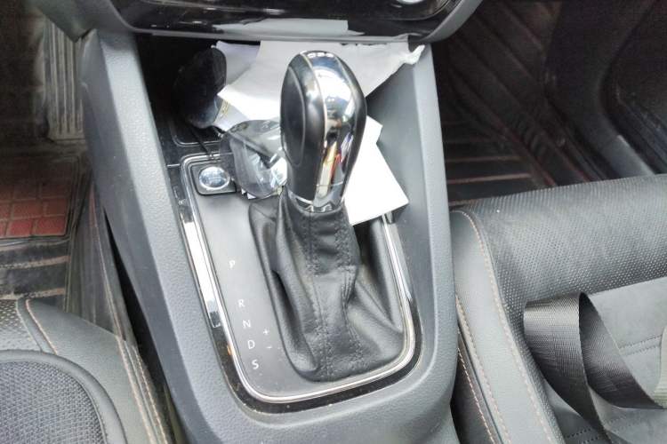 Used Volkswagen Sagitar 2017 230TSI Automatic Luxury Edition Gear Lever