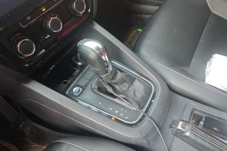 Used Volkswagen Sagitar 2017 230TSI Automatic Comfort Version Gear Lever