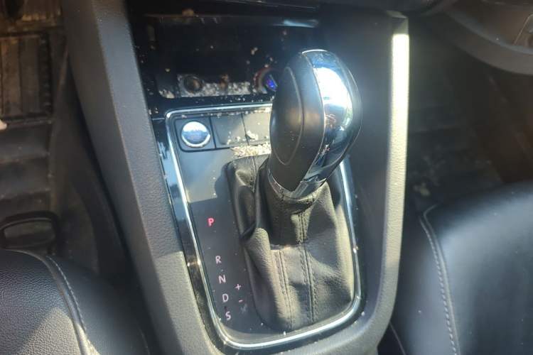 Used Volkswagen Sagitar 2017 1.6L Automatic Comfort Model Gear Lever