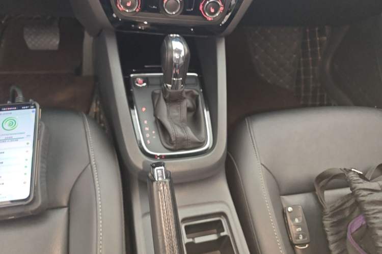 Used Volkswagen Sagitar 2017 180TSI Automatic Luxury Edition Gear Lever