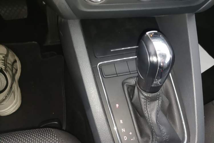 Used Volkswagen Sagitar 2017 1.6L Automatic Fashion Model Gear Lever