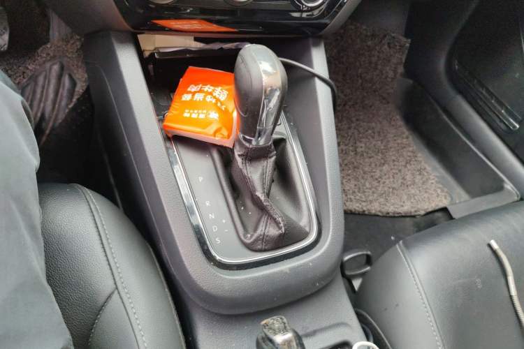 Used Volkswagen Sagitar 2017 230TSI Automatic Comfort Version Gear Lever