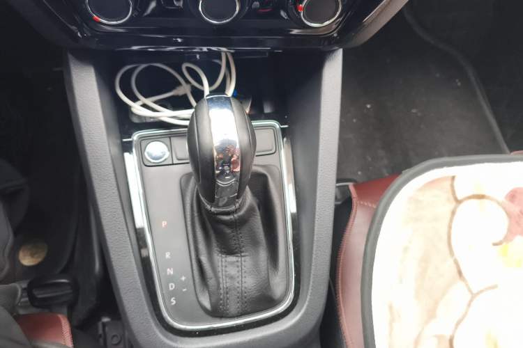 Used Volkswagen Sagitar 2017 1.6L Automatic Comfort Model Gear Lever