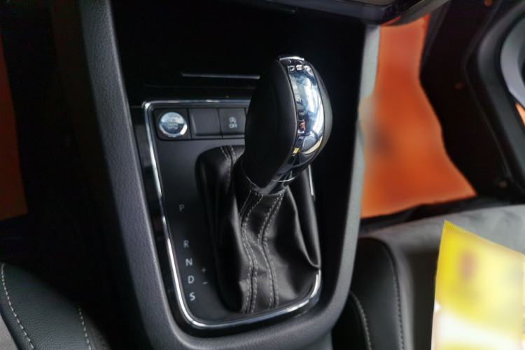 Used Volkswagen Sagitar 2017 280TSI Automatic R-Line Gear Lever